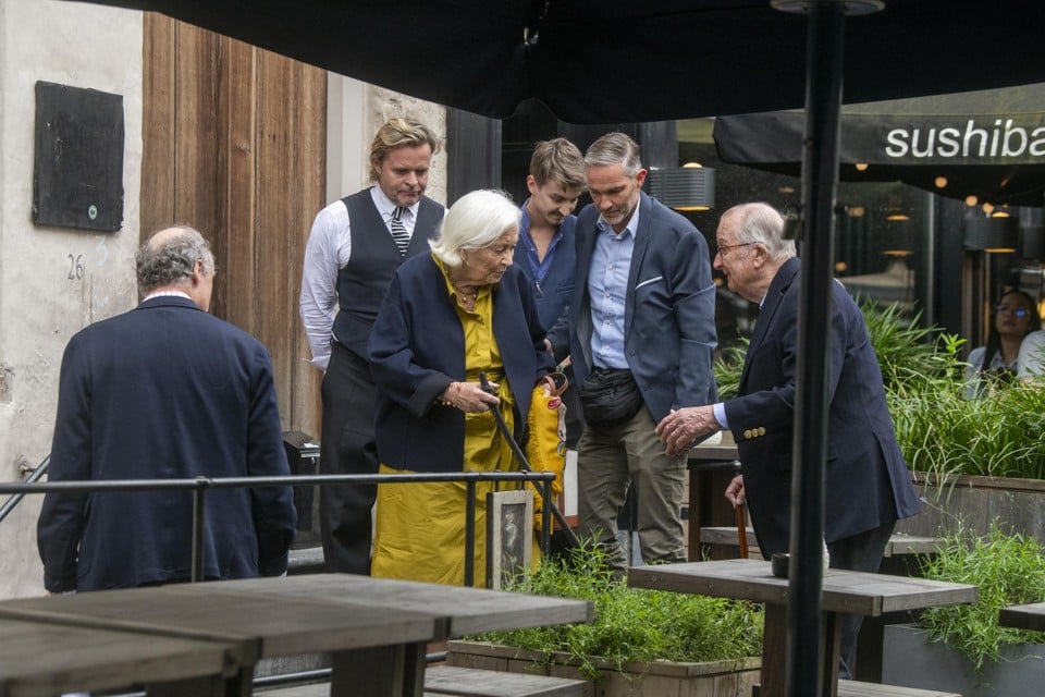 Koningin Paola en Koning Albert II komen aan in de sushizaak Roji op de Oude Koornmarkt.