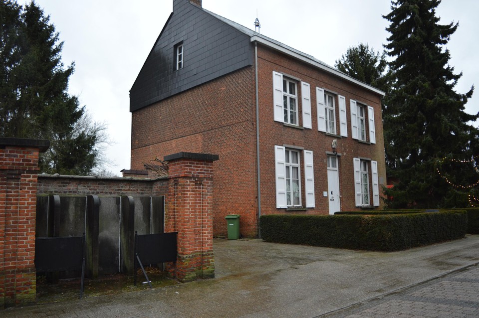 De oude publieke pissijnen naast de pastorie in Viersel.