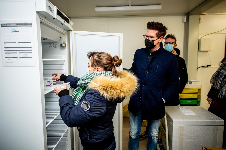 De eerste leveringen van het AstraZeneca-vaccin in Beringen (archiefbeeld).