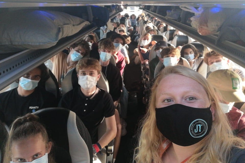 16 met mondmasker op de bus van Spanje naar huis, zonder tussenstop, maar toch zit de sfeer goed.  