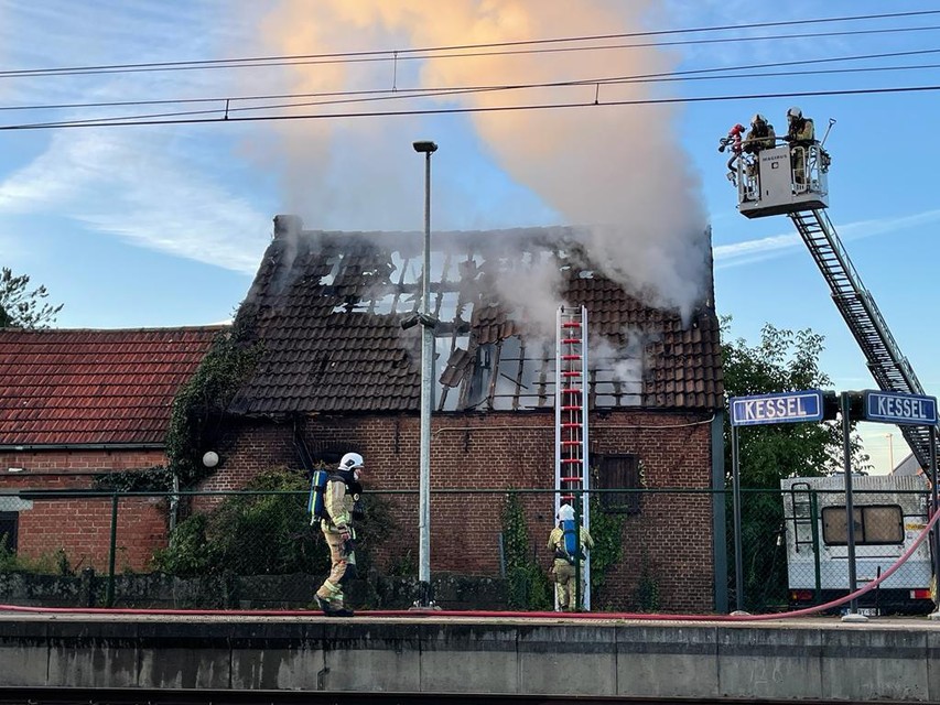 De hoeve aan het station van Kessel is volledig uitgebrand. 