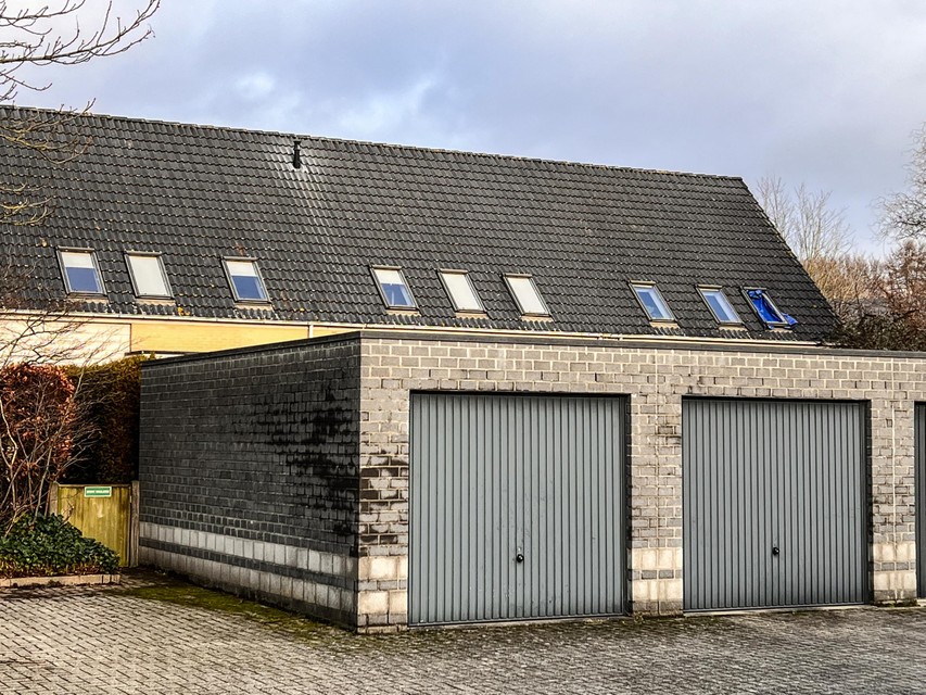 De woning in Het Klein Hoefblad waar de kogel in het Velux-raam insloeg. 