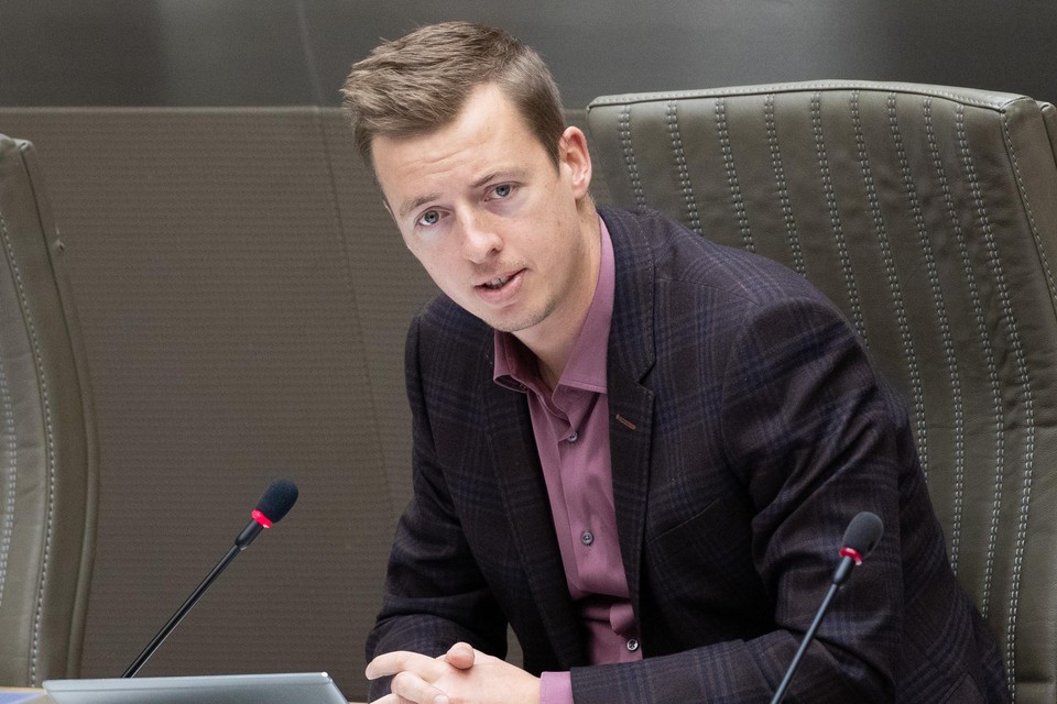 Hannes Anaf in het Vlaams parlement: “Minister Beke gaat niet in op de vraag naar een financiële compensatie voor de lokale contactopsporing.”