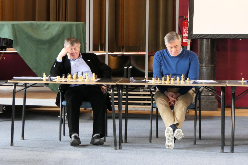 Ook schepen van Sport Wim Van Rossen (rechts) en ereburgemeester en medeoprichter van de schaakclub Luc De Ryck waagden hun kans.