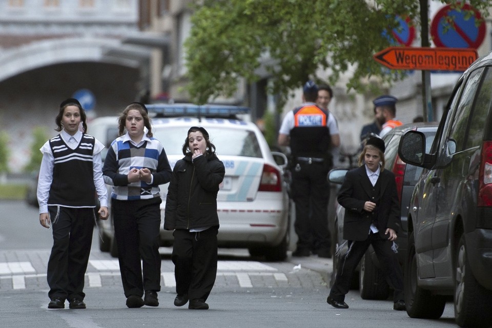 Politie in de Joodse wijk van Antwerpen. Het antisemitisme is in heel Europa toegenomen. 