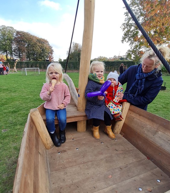 De kinderen mochten de nieuwe toestellen op het speelpleintje inspelen.