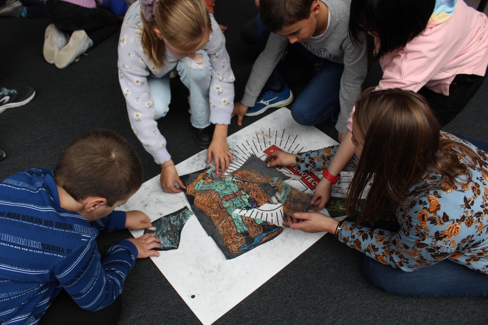 De puzzelstukken vormen samen een tekening.