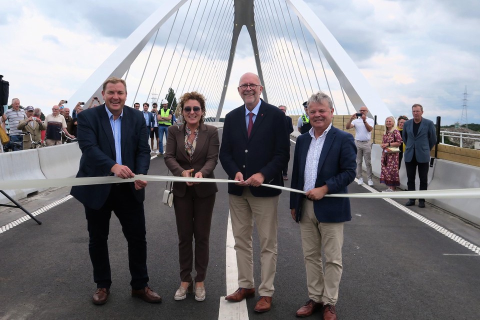 Historisch moment Minister Lydia Peeters, burgemeester Maarten De Veuster, gedeputeerde Luk Lemmens en Chris Danckaerts van De Vlaamse Waterweg knippen het lintje van de Hoogmolenbrug.