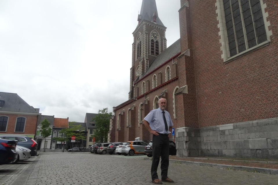Ook voor pastoor Marc Van Steen is het een raadsel waarom de kerkklokken verkeerd staan. 