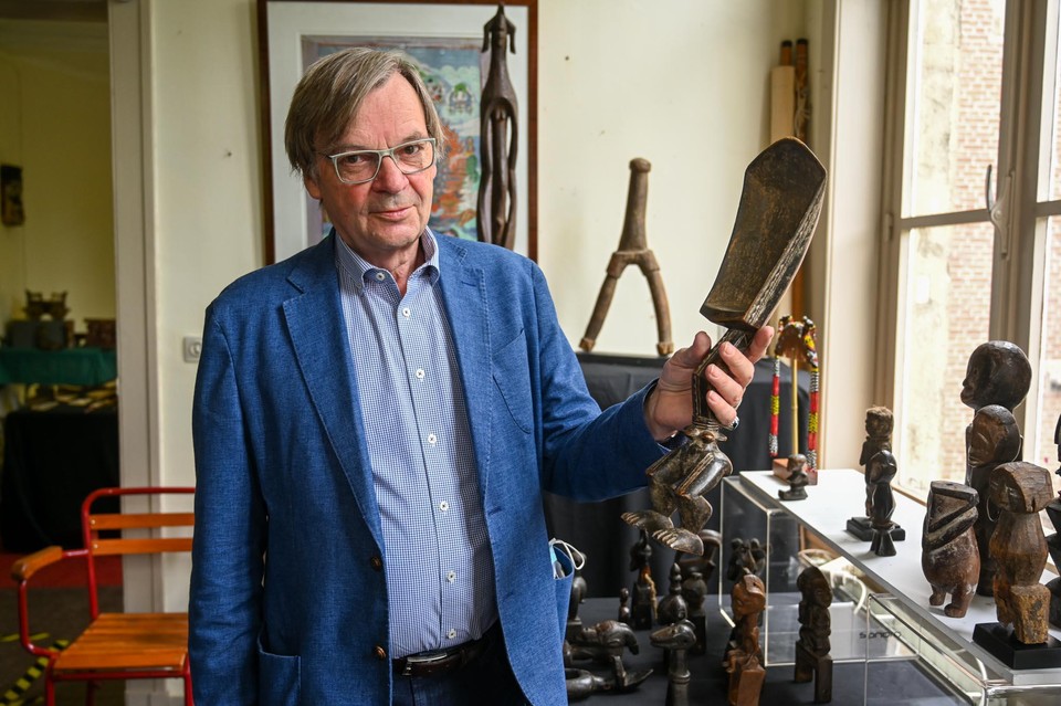 Standhouder Gi Mateusen met een symbolische graanlepel / kooktrofree uit Ivoorkust