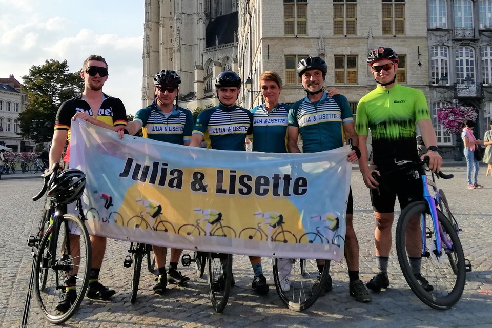 Met zijn fietstocht eerde Toon de oma’s Julia en Lisette.