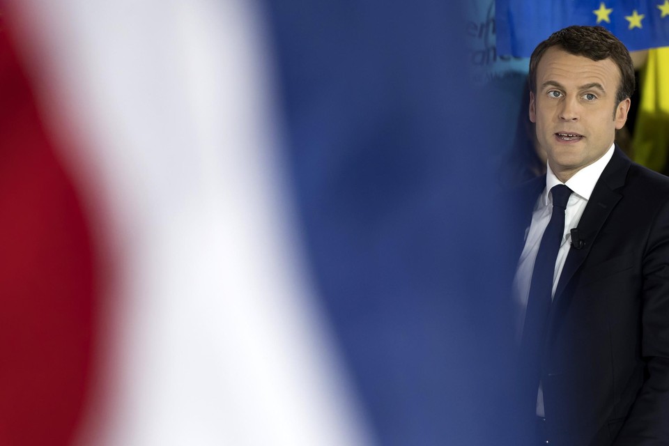 Macron naast een Franse vlag in 2017. 