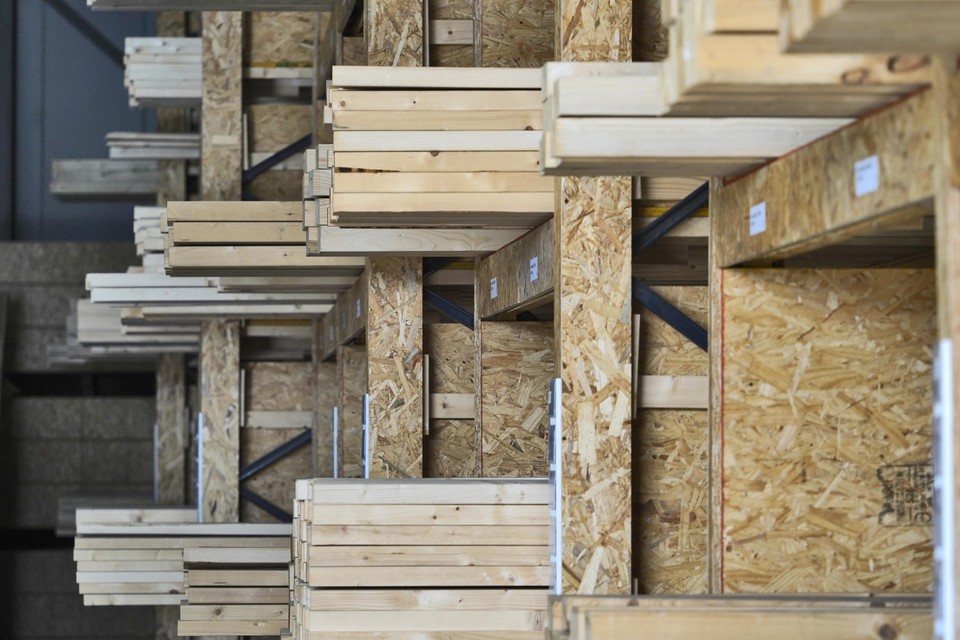 Door de lockdowns zijn veel mensen thuis beginnen te klussen en is de vraag naar hout enorm gestegen.