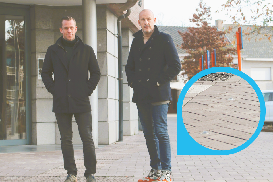Schepen Nick Vercammen en burgemeester Peter Gysbrechts aan de nieuwe glasbolreflectoren in Putte-centrum. 