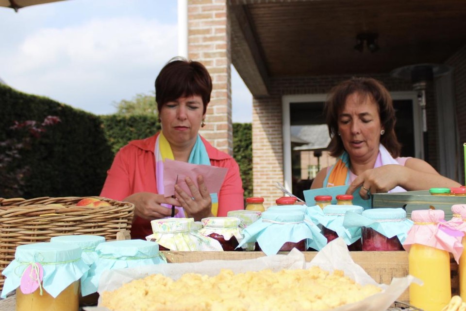 Heidi en Christiane van Ferm Dessel verpakken de producten voor de jaarlijkse landbouwdag.