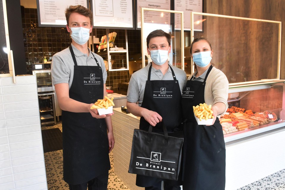 Kasper Stockman van De Braaipan (links) met Lowie en Andra van Bistro Nobis, die woensdag op de openingsdag nog kwamen helpen.