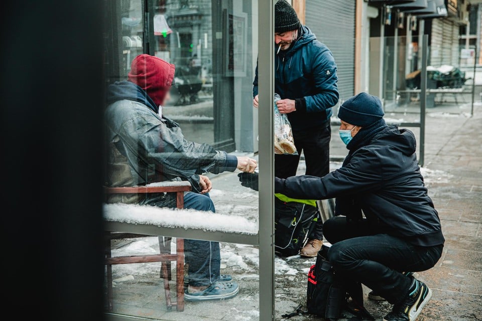 Een man die Duits spreekt, krijgt koffie en sandwiches van Erik en Manu. “Sokken wil hij niet aannemen”  
