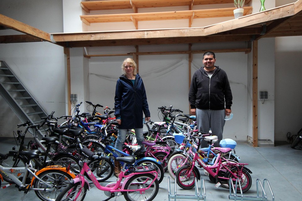 Nele Moris van De Maanwandelaars en gast Aykut Tuncay in de fietsbib.