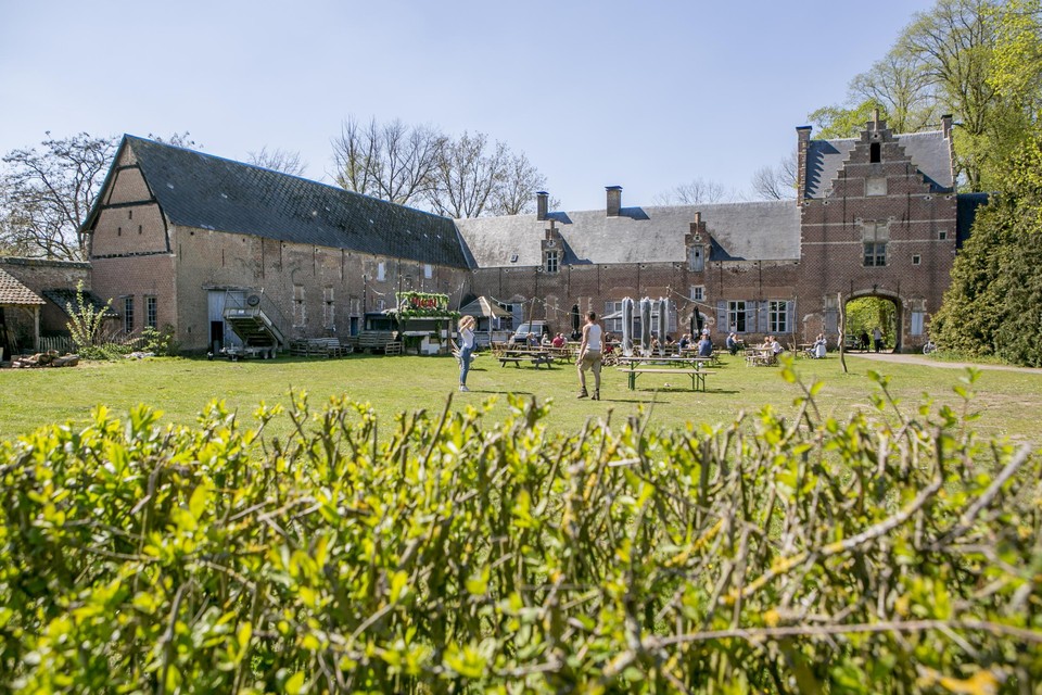 Den Herberg maakt deel uit van de kasteelhoeve d’Ursel.