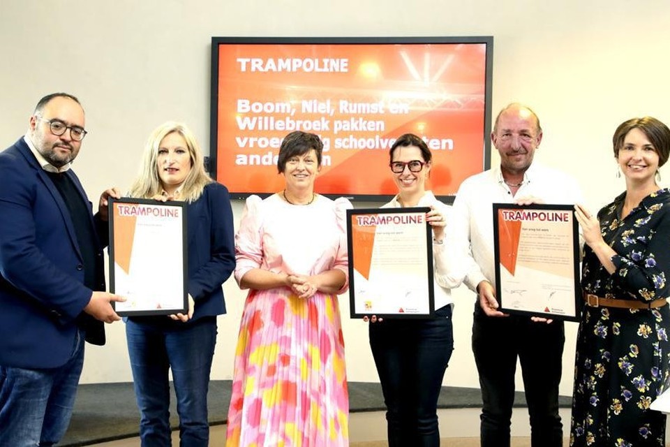 De afvaardigingen van Boom, Rumst en Niel met gedeputeerde Kathleen Helsen stellen het project Trampoline voor.