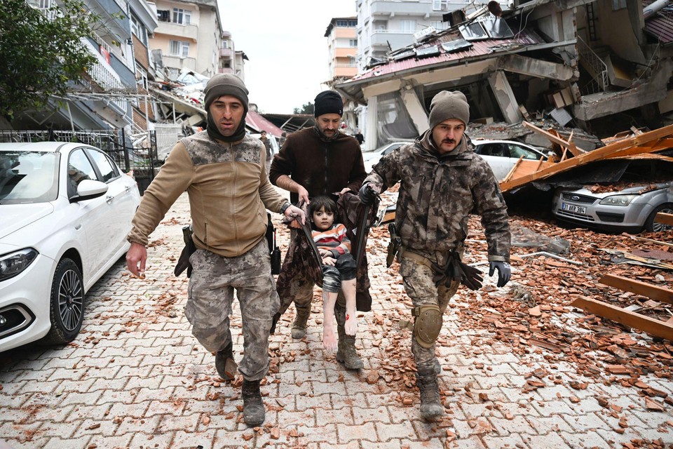 In de Turkse provincie Hatay wordt een kind levend vanonder het puin gehaald, 37 uur na de eerste beving.
