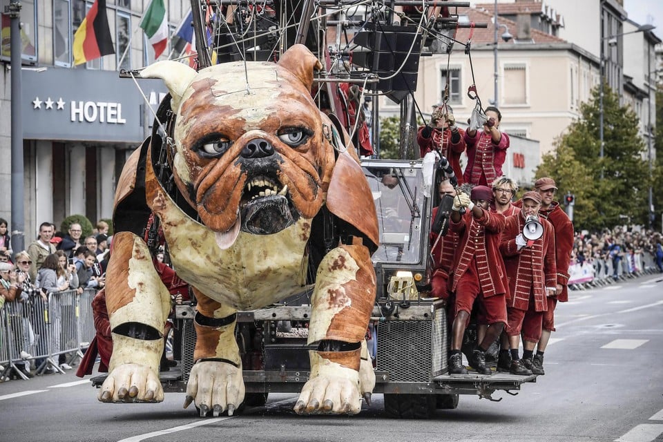 Le Bull Machin, een bulldog van 4,4 meter hoog en 800 kilogram zwaar.