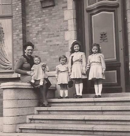 De nu 80-jarige Paul Vuylsteke als baby op de schoot van zijn mama op de trappen van ’t Candoncklaerhof, naast drie van zijn zussen.