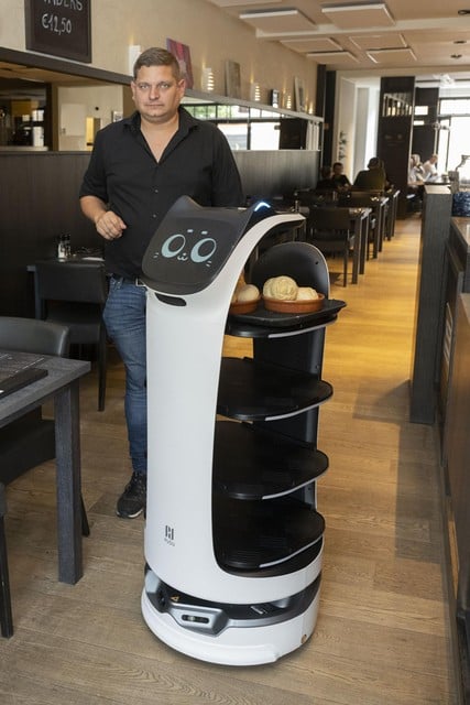 Zaakvoerder Davy Daems toont de robot Bella in zijn restaurant Anders in Kasterlee. 