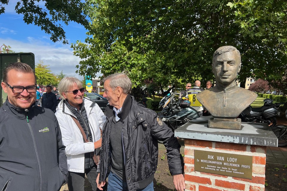Bij de start vorig jaar nam Rik Van Looy koersdirecteur Nick Nuyens en de dochter van Tom Simpson mee naar zijn borstbeeld. De koers verlaat het Astridplein in Grobbendonk.