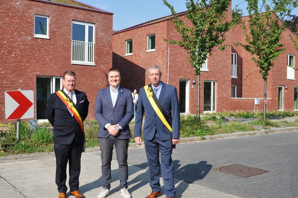 Burgemeester Jurgen Bauwens, voorzitter Jurgen Goossens (De Volkswoningen) en schepen Tom Baert openden officieel het nieuwe wooncomplex ‘Den Bergop’.