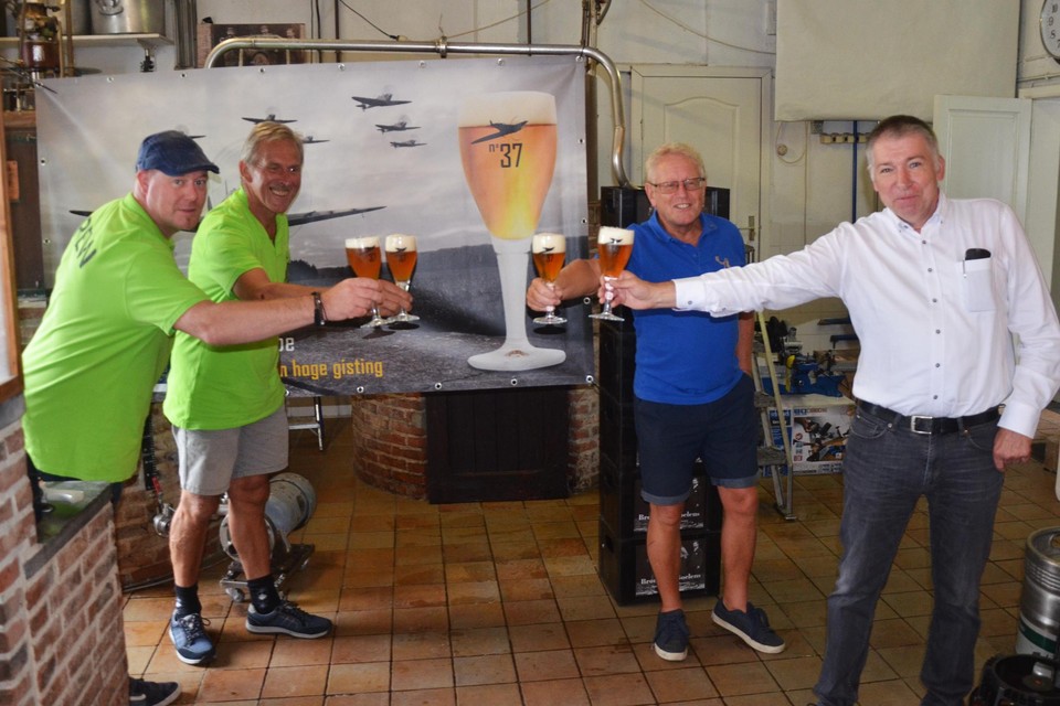 Bart Van Remoortere, Dirk Bruggeman, Guido Van Garsse en cultuurschepen Werner De Nijs toasten met een No37 op geslaagde Ruyterfeesten.
