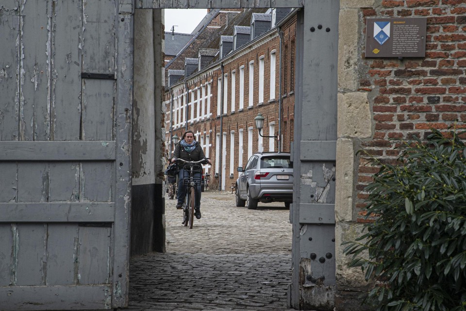 Zodra je het Begijnhof betreedt, begeef je je in officieel stiltegebied. “Elke werkdag, al vijftien jaar, wandel ik door de poort en denk ik: oef, stilte.”