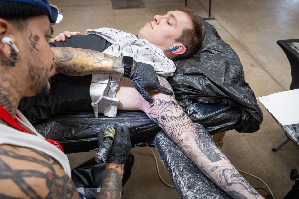 Tattoo-artiest Diego Decasta is bezig aan de sleeve van Tim. “Voor een overleden vriend.”