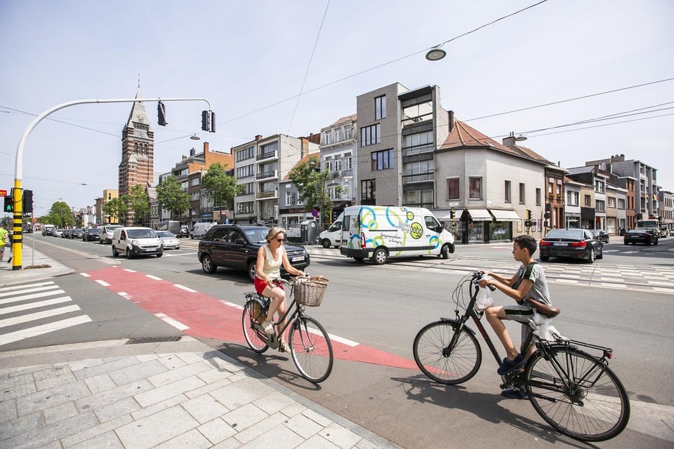 Vlaams minister voor Mobiliteit en Openbare Werken Lydia Peeters (Open Vld) pakt een reeks kruispunten en knelpunten op schoolroutes versneld aan. Ook op de Bredabaan in Merksem.