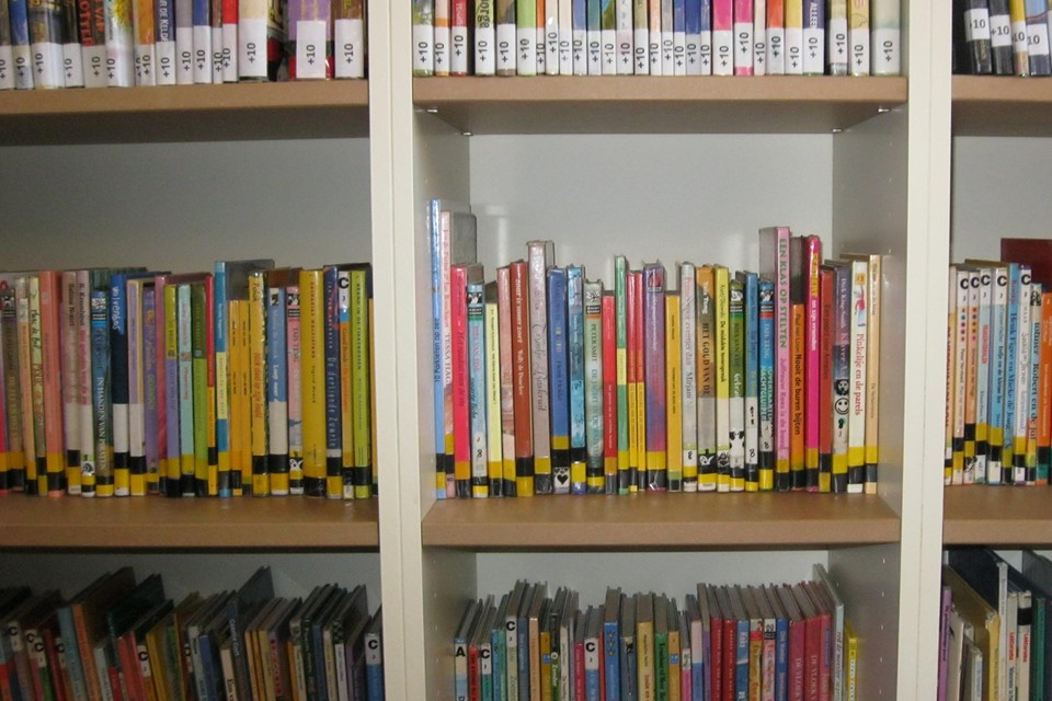 Boekenbeurs in de bibliotheek. 