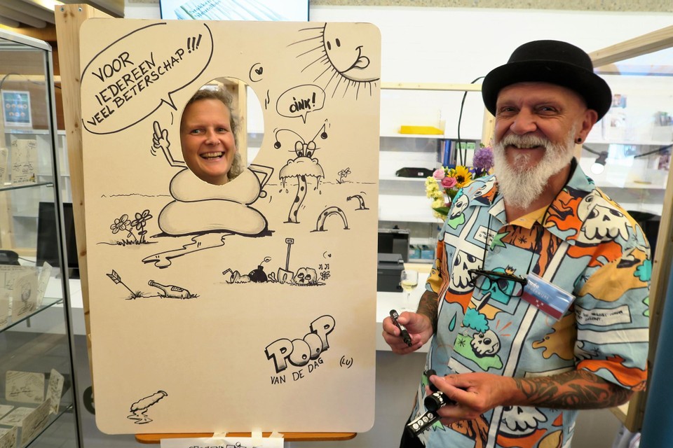 Cartoonist Ludo Boudewijns met zijn ‘smelfie’-decor dat wordt uitgetest door auteur Anneke Duym. 