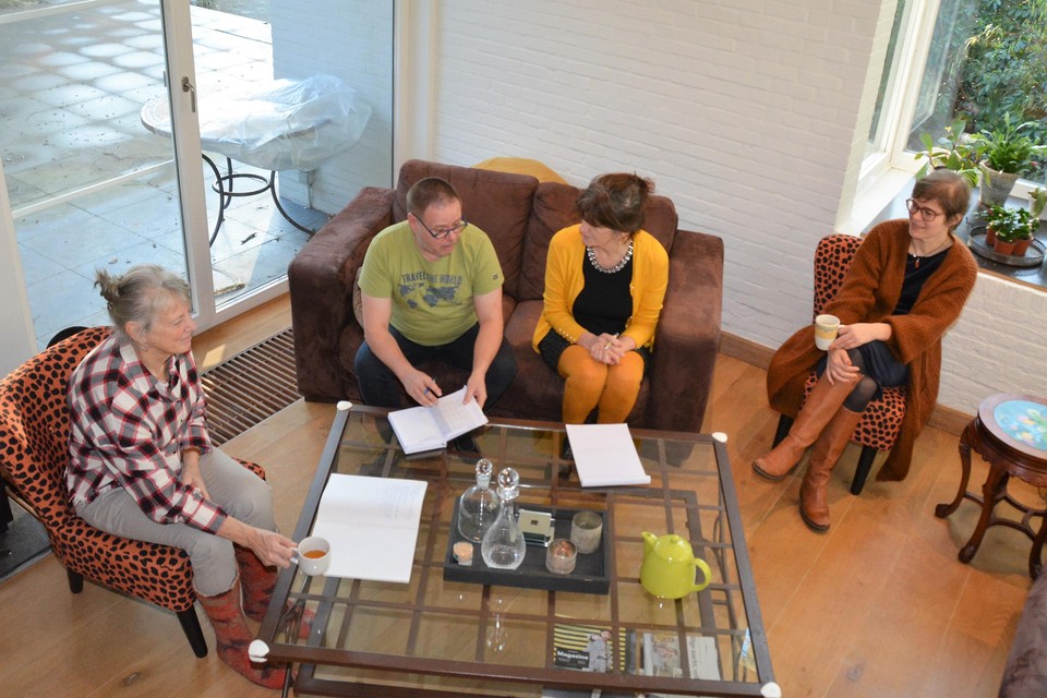 Tweewekelijks zitten de bewoners samen om eventuele problemen te bespreken.