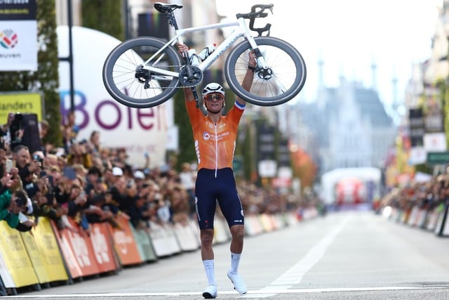 Video van toeschouwer toont verschroeiende aanval van Mathieu van der Poel,  die al plannen smeed voor 2025: “Iedereen weet dat ik die wereldtitel ook  heel graag wil” | Gazet van Antwerpen Mobile