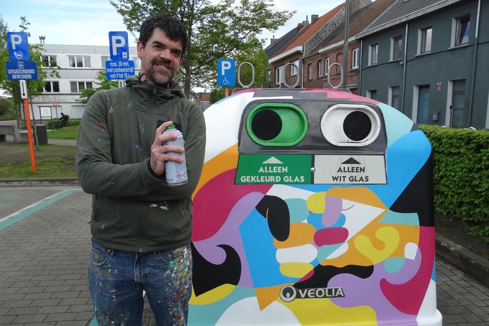 De Sint-Niklase kunstenaar Koerie nam de eerste glascontainer op het Westerplein onder handen.