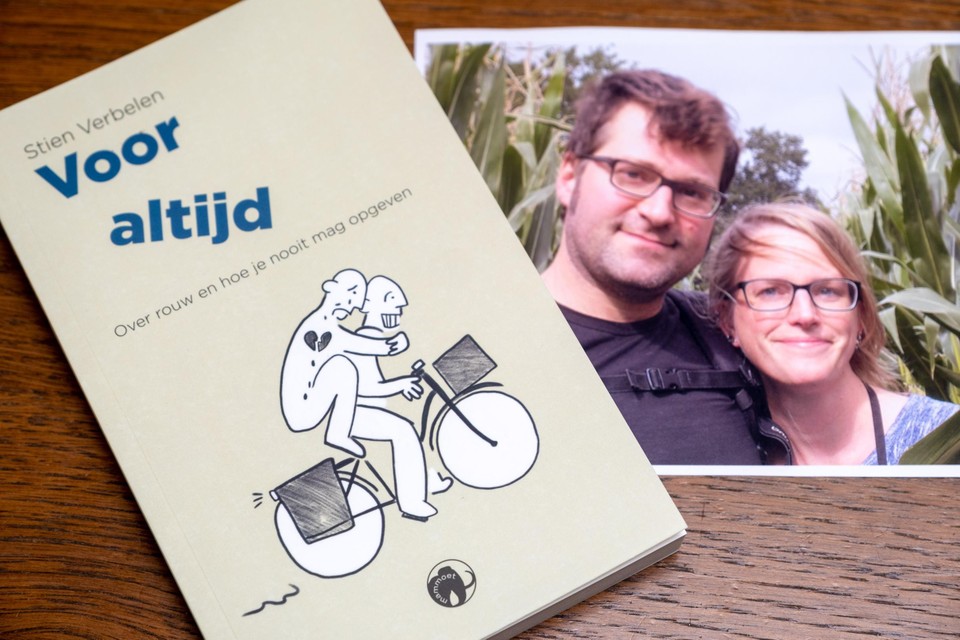 De Antwerpse grafisch ontwerpster Stien Verbelen schreef en tekende haar verdriet om haar partner Simon neer in Voor altijd, een boek over hoe het voelt om de liefde van je leven te verliezen. 