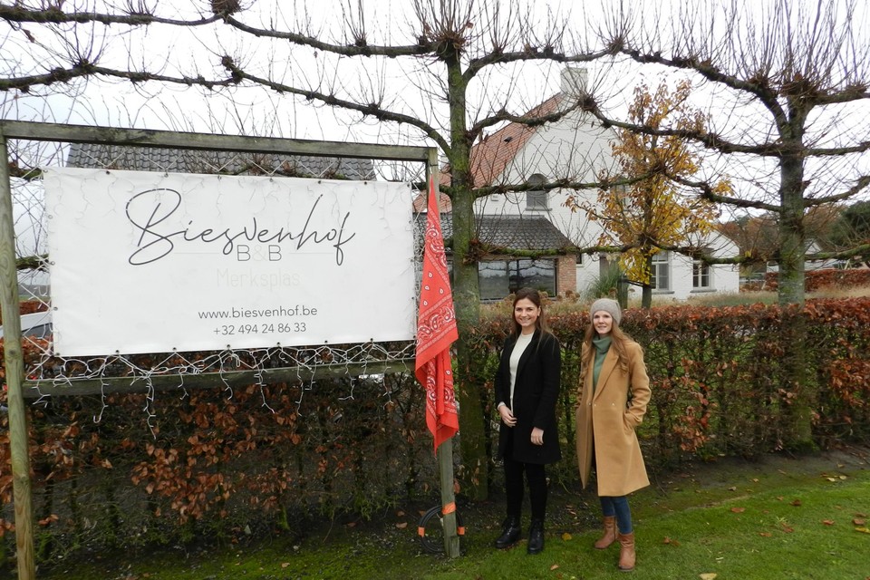 Evelien en Hanne nodigen meer dan 25 standhouders uit op het Biesvenhof. 