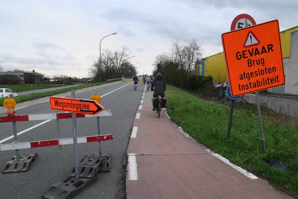 Deze brug in Wommelgem is al anderhalf jaar dicht voor auto’s.