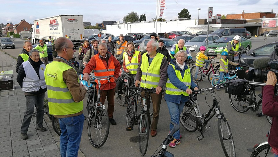 Johan Alen van de Fietsersbond (vooraan) legt aan de deelnemers uit hoe de actieroute loopt.