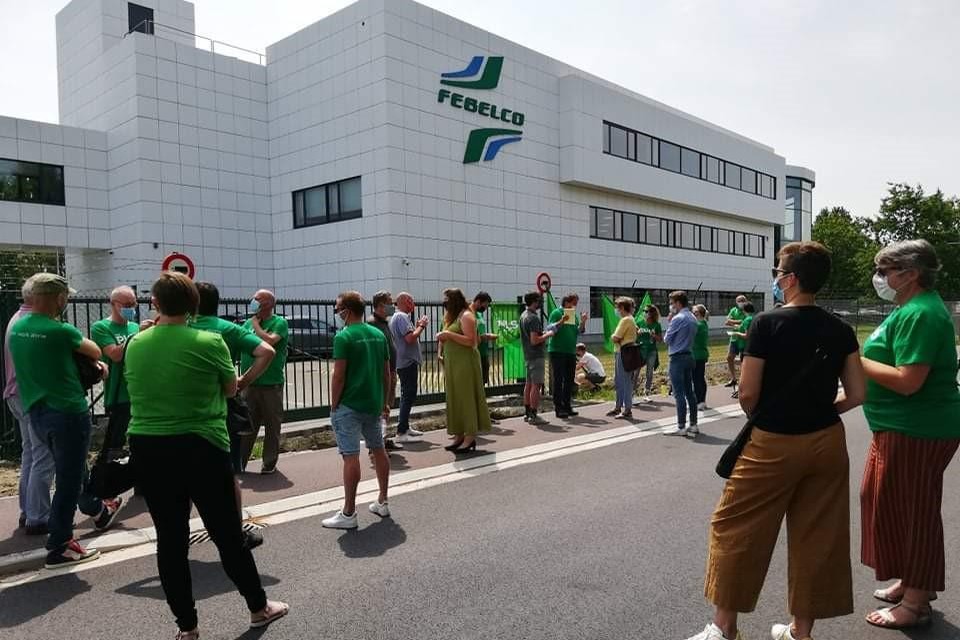 Heel wat ACV-leden wilden hun vakbondsecretaris Elien Broeckhove een hart onder de riem steken en voerden mee actie.
