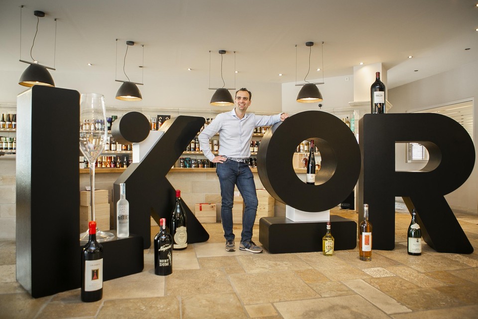 William Mortelmans met het kersverse logo van zijn webshop.