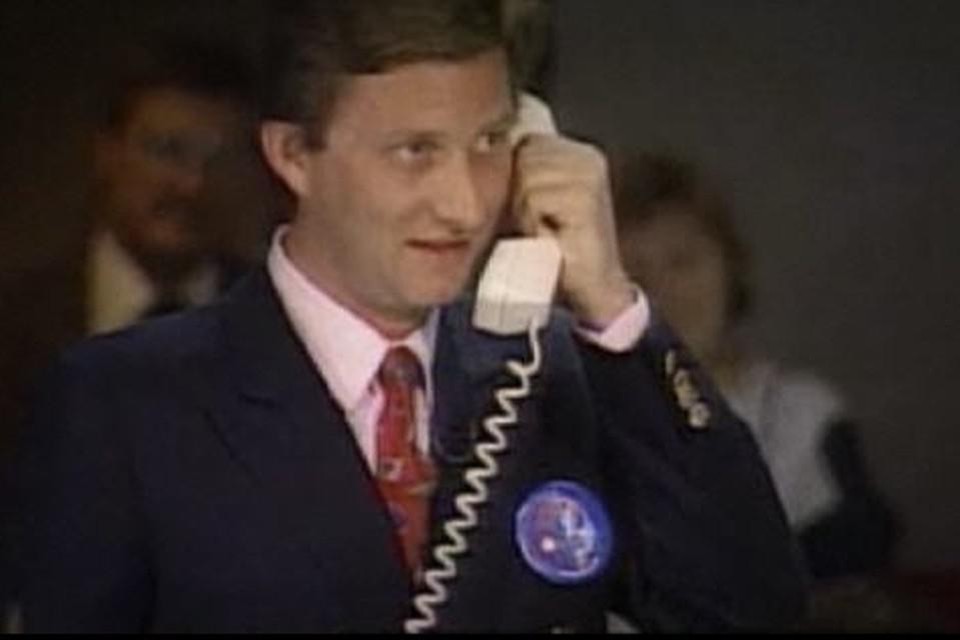 De prins tijdens zijn legendarische telefoongesprek met astronaut Dirk Frimout: zelfs de pijnlijke stiltes worden hem aangewreven.
