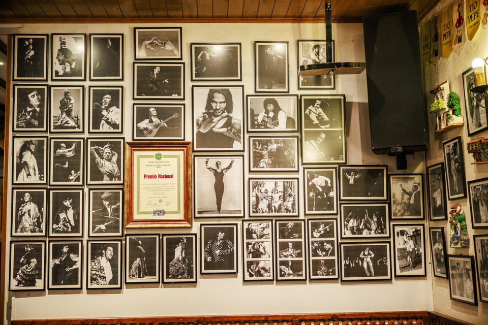 Tegen de muren hangen tientallen foto’s van bekende flamencodansers.