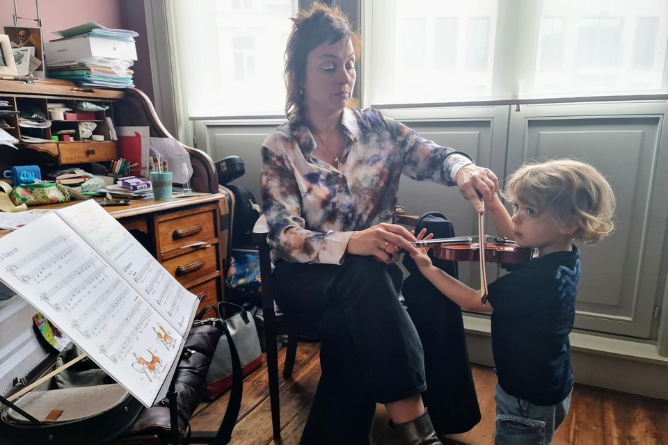 Tatjana met de driejarige Lennie in haar vioolschool.