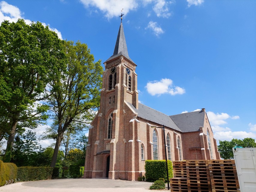 Ook de historische Sint-Jobkerk is in haar volle glorie hersteld. Zowel de gevel als het dak, de haan op de toren en binneninrichting zijn gerenoveerd. 