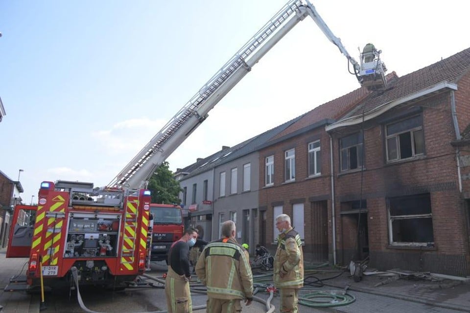 De woning in de Schoolstraat in Olmen waar verbouwingen bezig waren, is volledig uitgebrand.